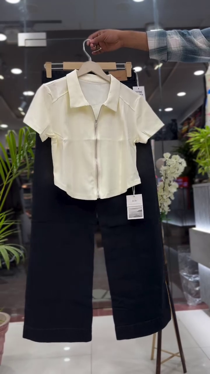 Stylish White Crop Top & Wide Leg Jeans Set - Image 2